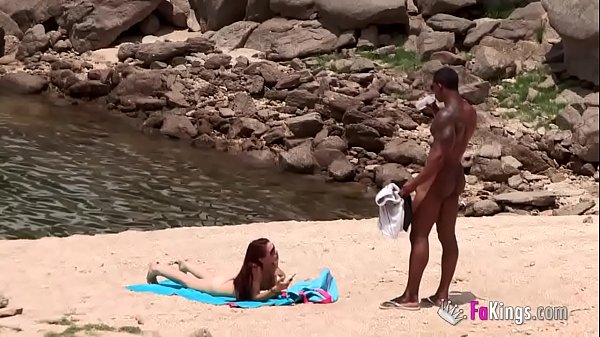 Nero superdotato rimorchia facilmente nella spiaggia nudisti
