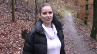 Sesso nel bosco con una ragazza Ceca